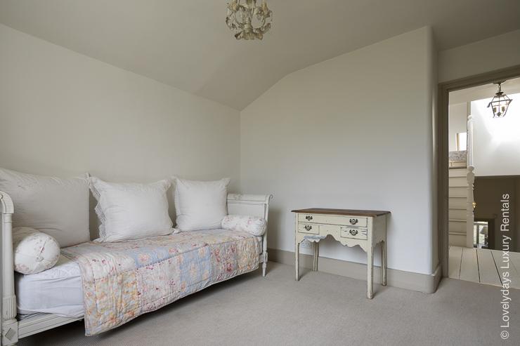 Lovelydays Luxury Rentals introduce Abbeville road house in the center of London.