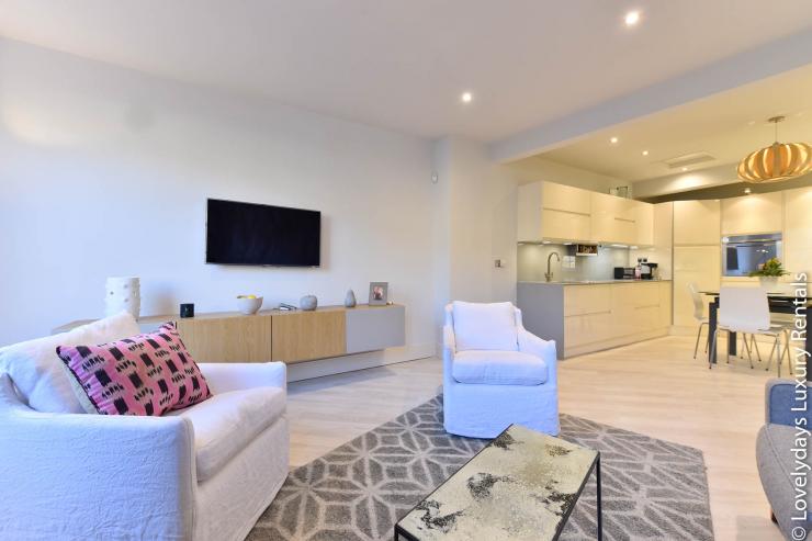 Lovelydays Luxury Rentals introduce you pictures of a huge charming flat in Pimlico, London.