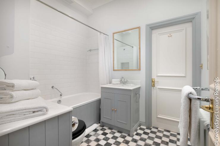 Lovelydays luxury service apartment rental - London - Kensington - Courtfield Road - Owner - 1 bedrooms - 1 bathrooms - Large bathtub - cd465e49153f - Lovelydays