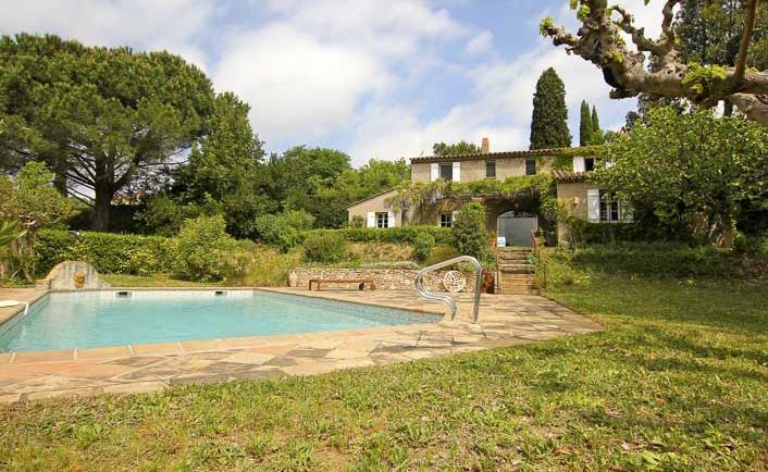 <p>Lovelydays Luxury Rentals introduce you pictures of a charming house in the heart of French South East</p>
