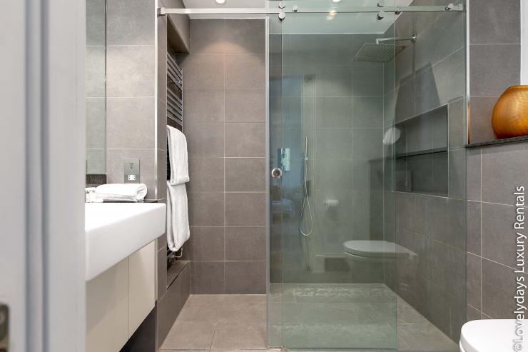 Lovelydays luxury service apartment rental - London - Covent Garden - Prince's House 606 - Lovelysuite - 2 bedrooms - 1 bathrooms - Lovely shower - 63a398511d31 - Lovelydays