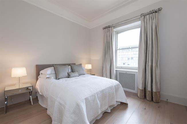 Lovelydays Luxury Rentals introduce Prince Gates flat in the center of London.