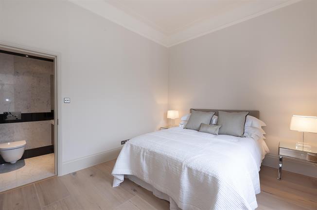 Lovelydays Luxury Rentals introduce Prince Gates flat in the center of London.
