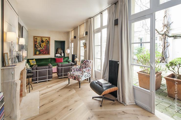 Lovelydays Luxury Rentals introduce Quai d'Anjou in the center of Paris, 4th arrondissement.