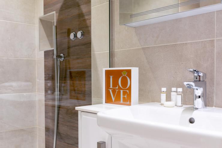Lovelydays luxury service apartment rental - London - Fitzrovia - Wells Mews B - Lovelysuite - 2 bedrooms - 2 bathrooms - Lovely shower - luxury apartments london - bb82a8cbc85f - Lovelydays