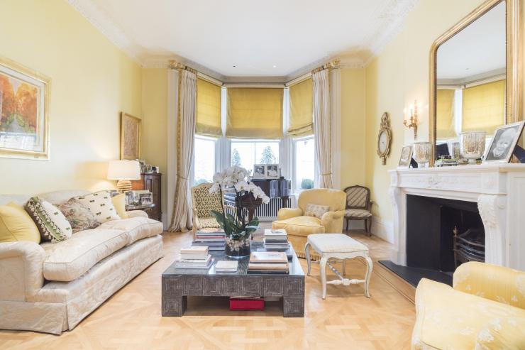 Lovelydays Luxury Rentals introduce you pictures of a huge charming house in Kensington, London.