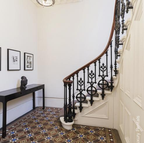 Lovelydays Luxury Rentals introduce Redcliffe square apartment in the center of London, Chelsea.