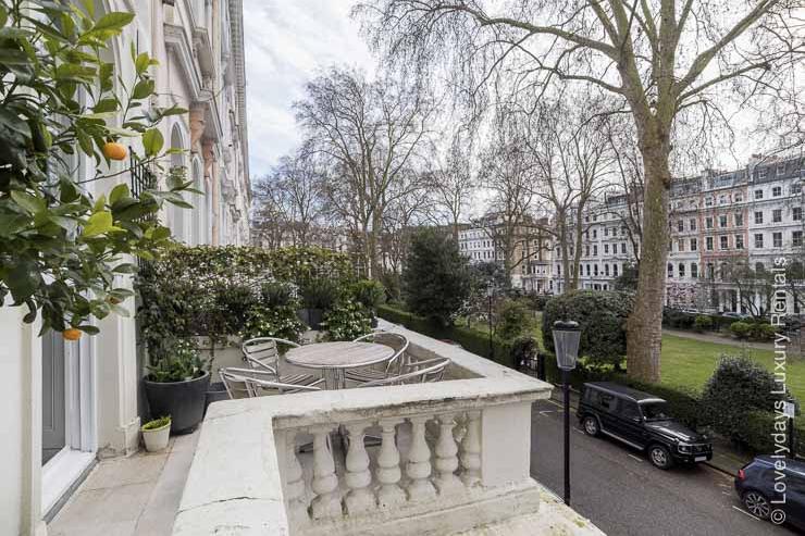 Lovelydays Luxury Rentals introduce you pictures of a charming apartment in South Kensington in London.