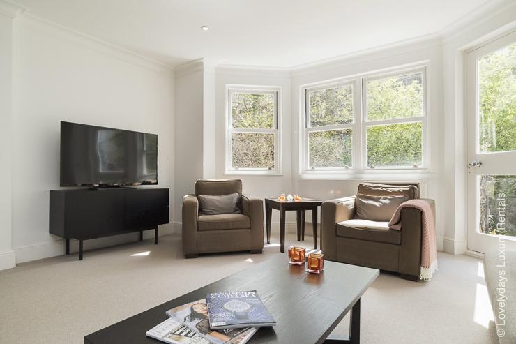 Lovelydays Luxury Rentals introduce you pictures of an amazing house with lovely garden in Notting Hill London.