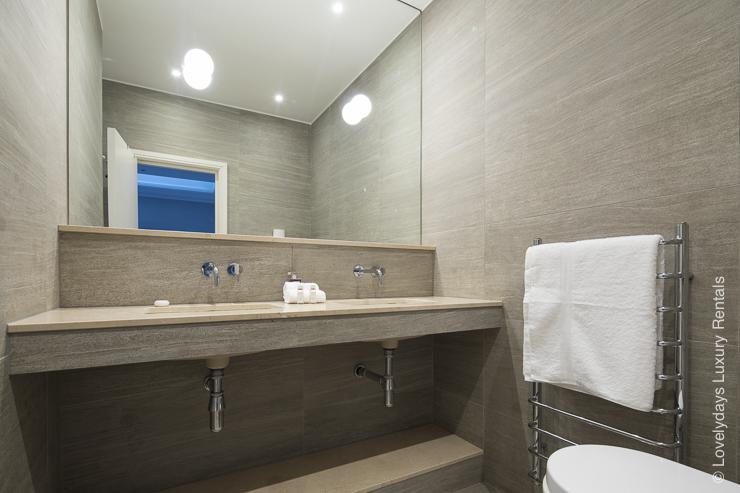 Lovelydays luxury service apartment rental - London - Notting Hill - Clanricarde II - Lovelysuite - 2 bedrooms - 2 bathrooms - Beautiful bathtub - 0f2207c7742f - Lovelydays