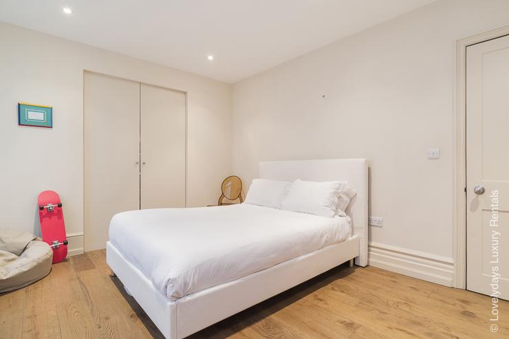 Lovelydays Luxury Rentals introduce you pictures of a Huge 3 double bedroom apartment , London.