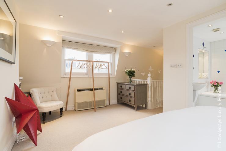 Lovelydays Luxury Rentals introduce you pictures of a huge charming house in Fulham , London.