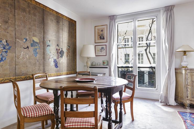 Lovelydays Luxury Rentals introduce you pictures of a charming apartment in the heart of Paris.