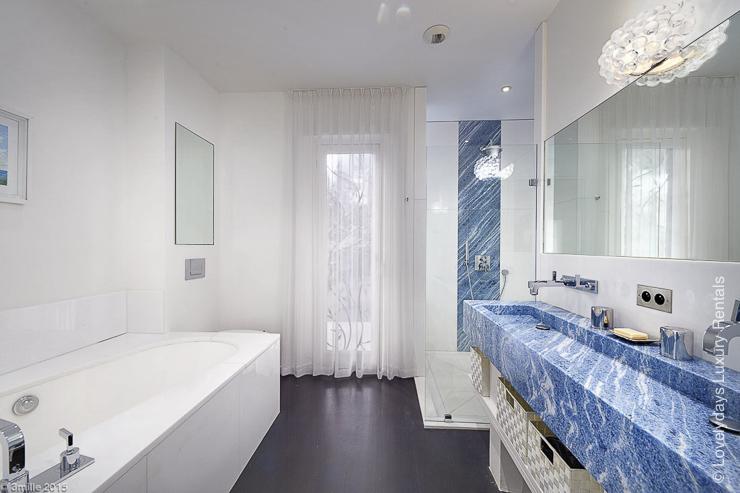 Lovelydays luxury service apartment rental - France - French South East - Villa la Gardiole - Lovelysuite - 5 bedrooms - 5 bathrooms - Large bathtub - 249018d49749 - Lovelydays