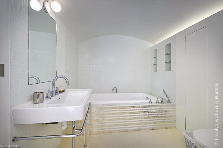 Lovelydays luxury service apartment rental - France - French South East - Villa la Gardiole - Lovelysuite - 5 bedrooms - 5 bathrooms - Large bathtub - 0f308ca671d1 - Lovelydays