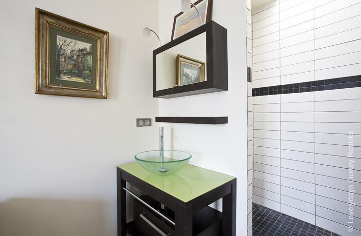 Lovelydays Luxury Rentals introduce you pictures of a lovely apartment in Paris - 16e. 